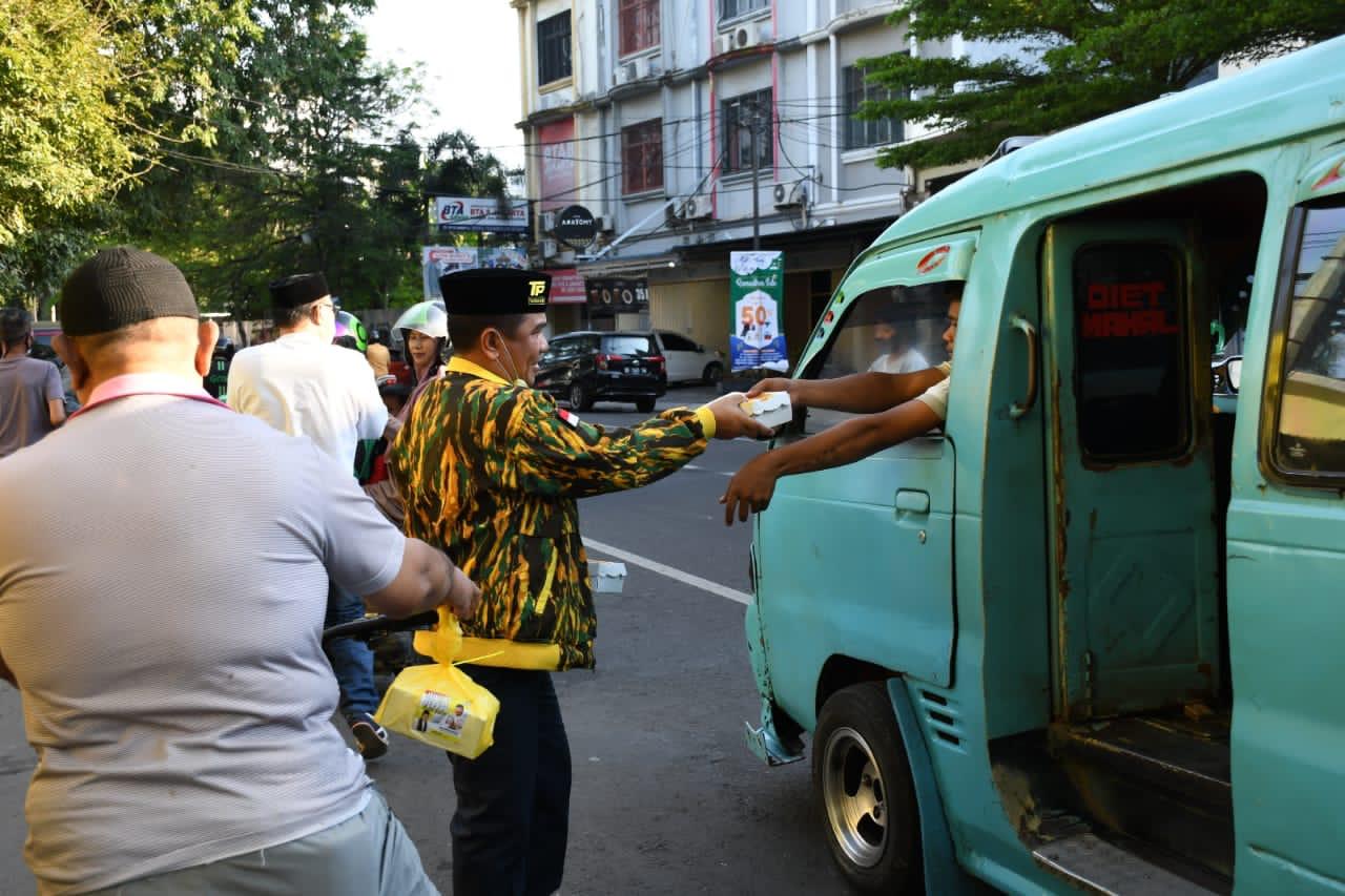 golkar sulsel bagi takjil ramadan