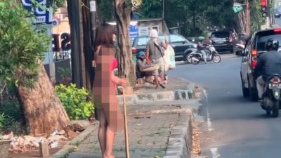 Gambar: Dinar Candy melakukan aksi protes PPKM dengan menggunakan Bikini/Ist bukabacaid