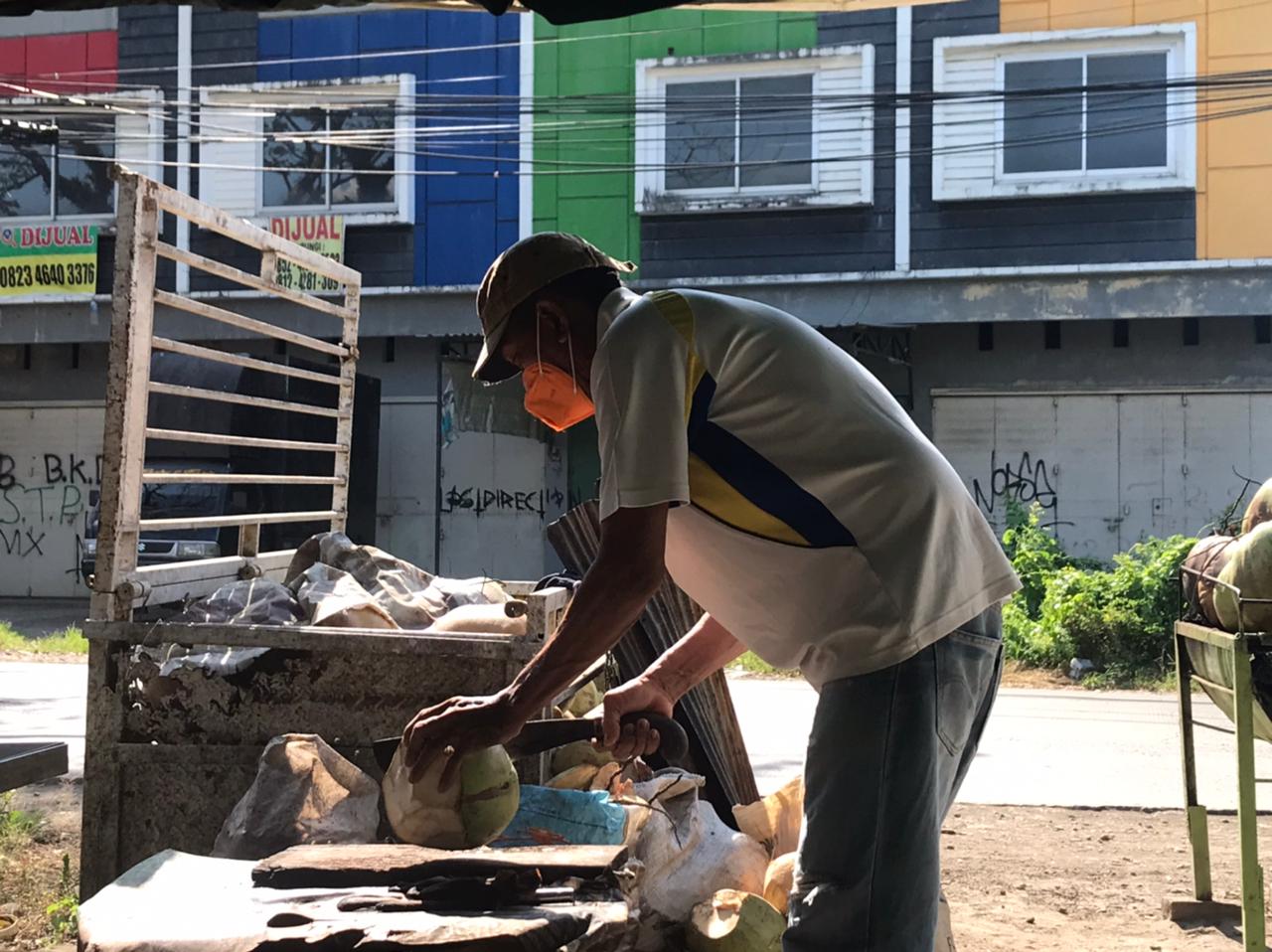 Pedagang Kelapa Air Kelapa Muda di Gowa Mengaku Mengalami Peningkatan Omset Selama PPKM