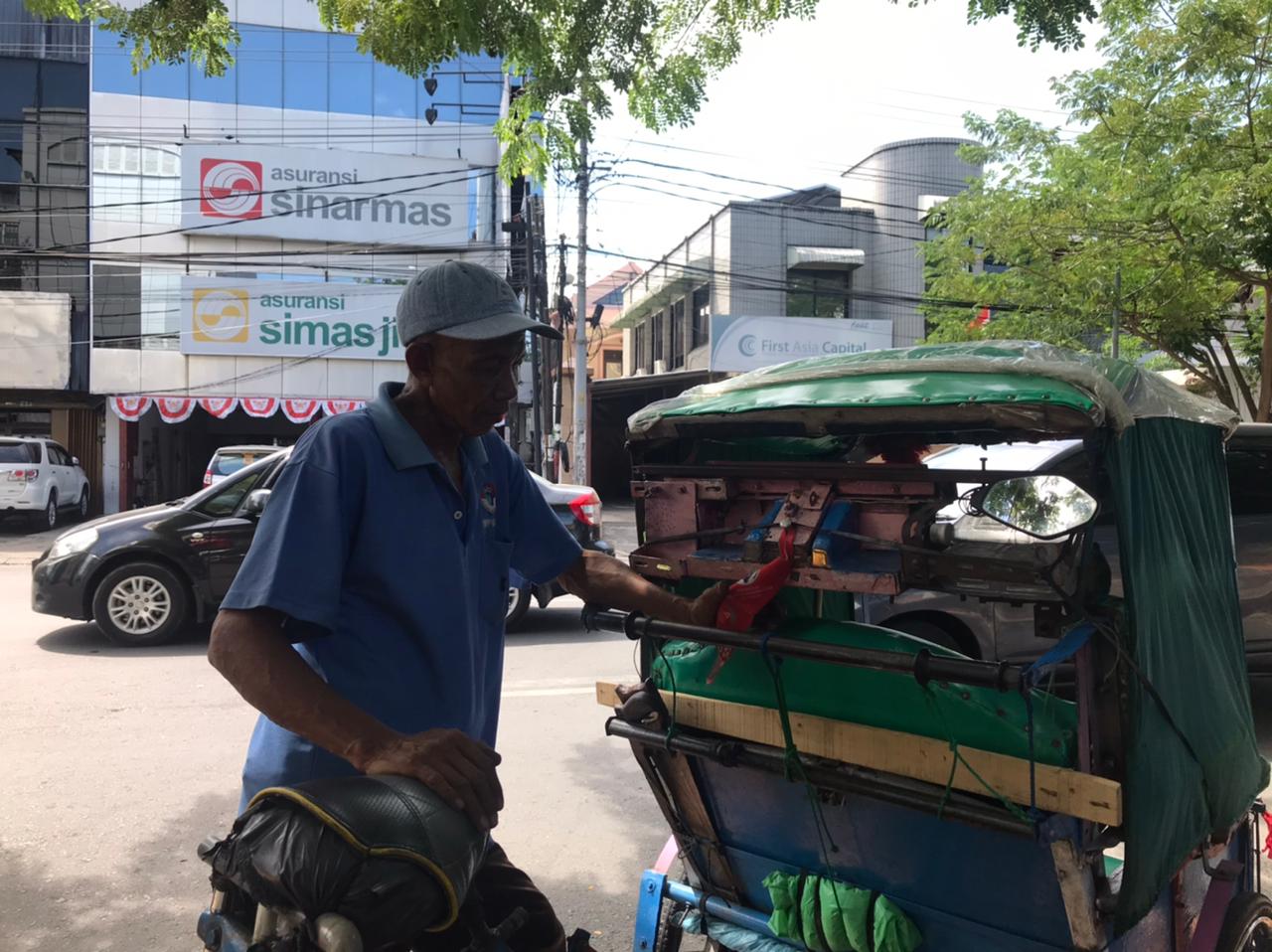 Gambar: Alimuddin (60) berprofesi sebagai tukang becak kurang lebih 20 tahun./Ist