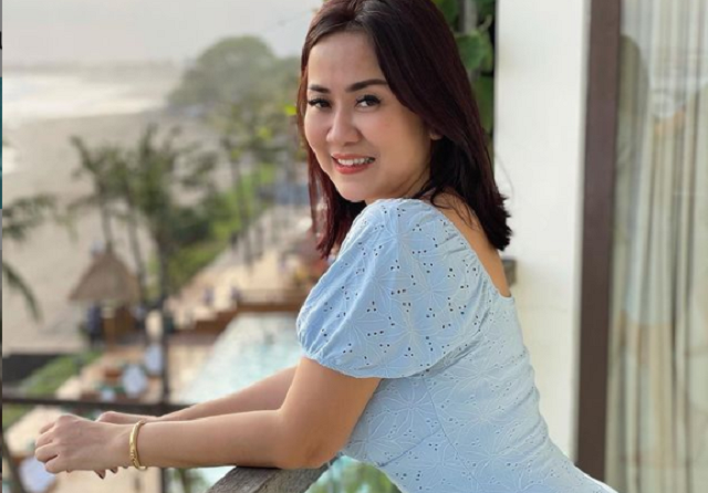 Tante Erni Unggah Foto Seksi