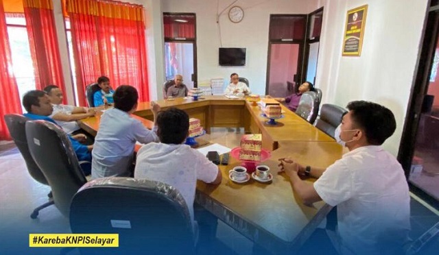 Anggota DPRD Kepulauan Selayar dari komisi II, H.Idris bersama anggota DPRD lainnya, menerima audiens dari KNPI Selayar terkait dengan isu insentif tenaga kesehatan (NAKES) belum dibayarkan