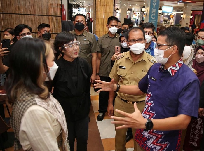 Sandiaga Uno dan Fatma Kenakan Batik Aksara Lontarak saat Hadiri Workshop, Harap Ekonomi Kreatif Bangkit