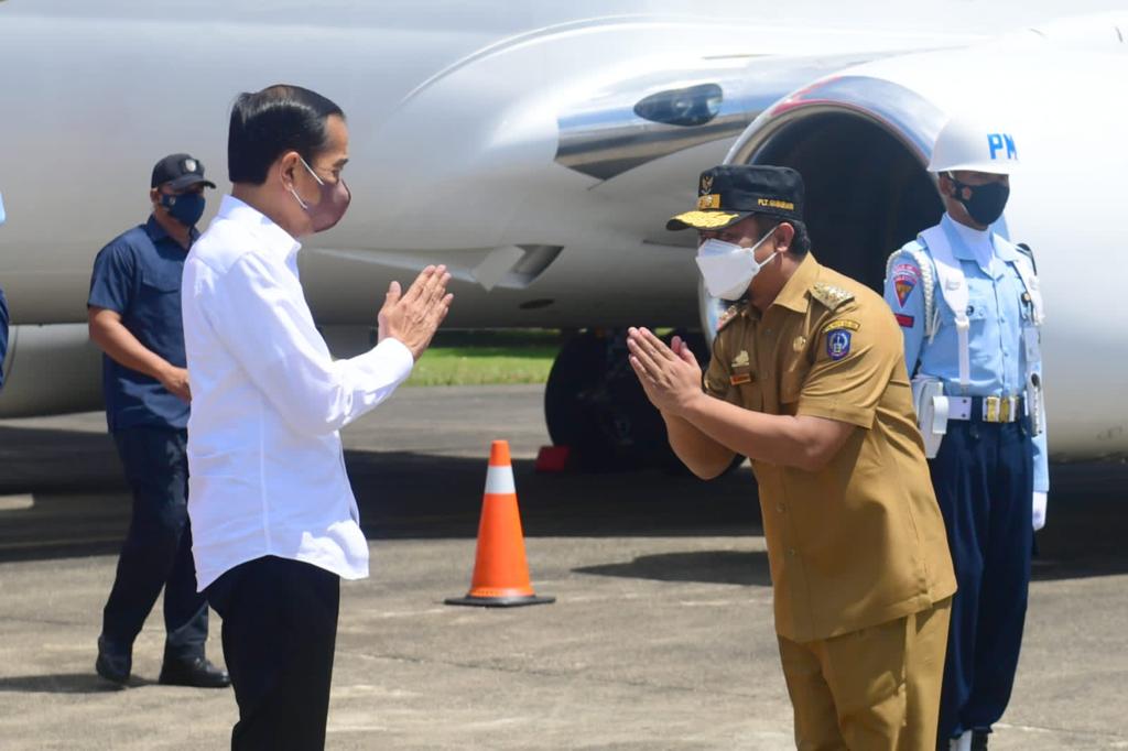 Andi Sudirman Sulaiman Sambut Langsung Kedatangan Jokowo di Bandara Internasional Sultan Hasanuddin