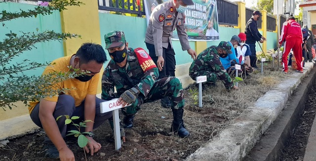 Warga Manggala Tanam Pohon