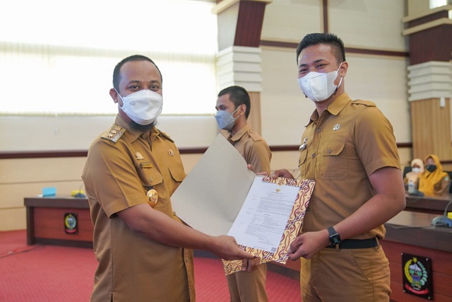 Andi Sudirman Sulaiman, Pelaksana Tugas Gubernur Sulawesi Selatan, meminta kepada seluruh PNS dan CPNS baru yang menerima SK untuk amanah