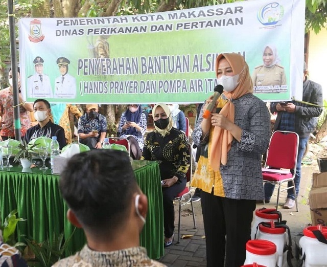 Fatmawati Rusdi Serahkan 100 Alat Mesin Pertanian dan 20 Unit Pompa Air untuk Kelompok Tani di Makassar