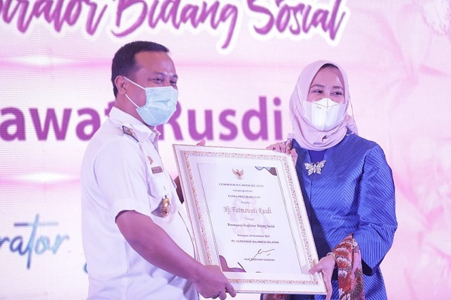 Peringatan Hari Ibu ke-93, Indira dan Wakil Wali Kota Makassar Dianugerahi Penghargaan Perempuan Inspirator