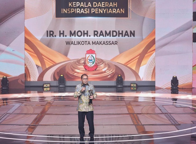 Wali Kota Makassar Moh Ramdhan “Danny” Pomanto, menerima Anugerah KPI Award 2021