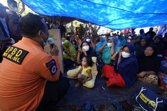 Dikunjungi Pejabat Pemprov Sulsel, Warga Terdampak Gempa di Bonerate Selayar Senang dan Terharu