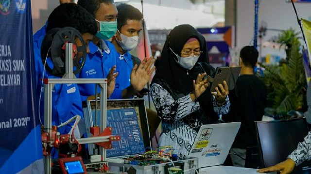 Plt Gubernur Berikan Penghargaan kepada Tenaga Pendidik