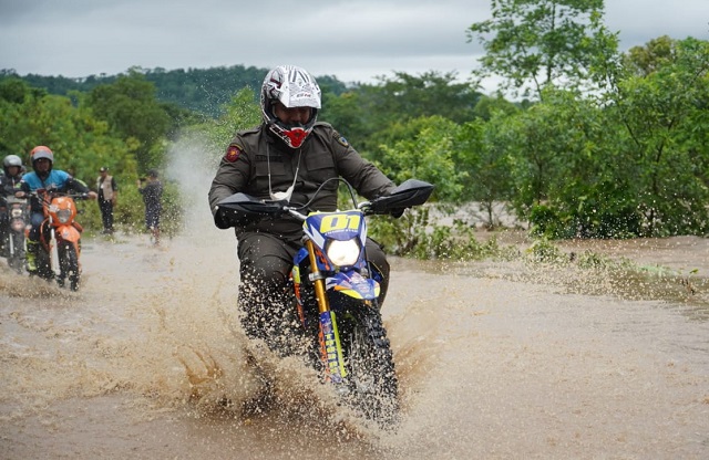 Pantau Titik Vaksinasi, Forkopimda Maros Terobos Jalur Ekstrim, Gunakan Motor Trail