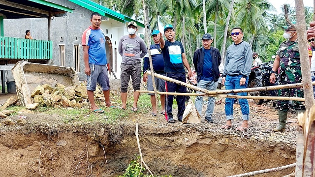 Bupati Basli Ali Pantau Fasilitas Umum yang Rusak di Jampea, Didampingi Anggota DPRD Selayar