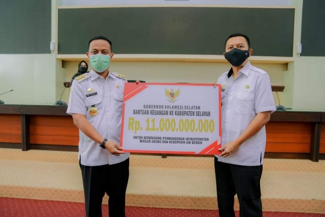 Gubernur Sulsel Serahkan Bantuan Keuangan untuk Selayar