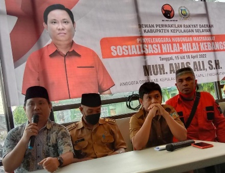 bukabaca.id, Kepulauan Selayar – Anggota DPRD Kepualauan Selayar dari Fraksi PDI Perjuangan Muh. Anas Ali, menggelar Sosialisasi nilai-nilai Kebangsaan, mengangkat tema Empat pilar kebangsaan bersama Warga kecamatan Benteng di kafe Chetoz, Kecamatan Benteng Kabupaten Kepulauan Selayar, Senin (18/4/2022). Turut Hadir sebagai pembicara pada kegiatan itu, Camat Benteng Andi mastatar, Kabid perencanaan Bappeda Al Amin, tokoh Pemuda, Tokoh Agama dan Juga hadiri 200 Orang peserta Sosialisasi Dalam sambutannya, Anas Ali, S.H menjelaskan tentang empat pilar kebangsaan yaitu pancasila, Undang-Undang Dasar (UUD) 45, Negara Kesatuan Republik Indonesia (NKRI), dan Bhinneka Tunggal Ika. "jika empat pilar tersebut disatukan, maka melahirkan gotong royong sebagai urat nadi bangsa. “Kalau ada pesta kita di situ ada yang bantu baik dalam bentuk finansial, tenaga dan, bahan baku ini wujud gotong royong,” ungkap Muh. Anas ali Lanjutnya Anas Ali, S.H Mengatakan Kegiatan ini bertujuan untuk memberikan pengetahuan, memupuk rasa mental dan keberanian untuk berkompetisi secara jujur dan sehat dan memiliki kecintaan terhadap nilai-nilai yang terkandung dalam Pancasila, Undang-undang Dasar 1945, Bhinneka Tunggal Ika dan Negara Kesatuan Republik Indonesia (NKRI). Di akhir acara Anas Ali, S.H Ucapan terimakasih kepada masyarakat Kecamatan Benteng atas kehadirannya dan dukungan selama ini saya bisa terpilih 3 kali sebagai anggota DPRD Kep selayar dan amanah ini akan terus dikawal sampai akhir priode 2019 2024. (Afwan Azrawie)