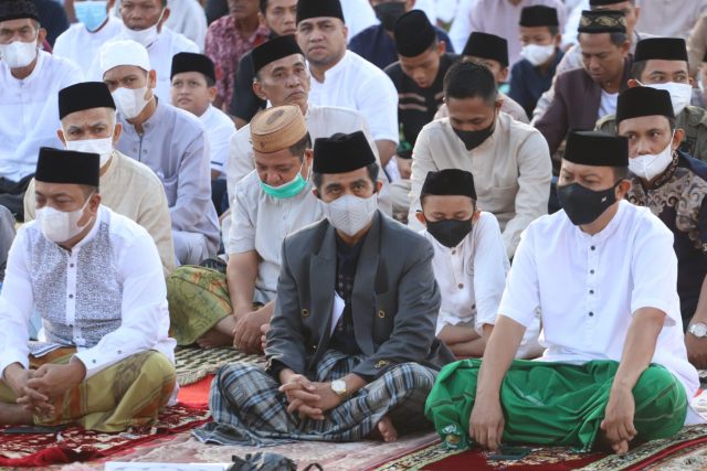 Bupati Selayar dan Wakil Bupati Salat Idulfitri di Lapangn Pemuda Benteng