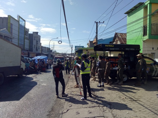 Polisi dan Warga Perbaiki Jalan Rusak di Antang Makassar