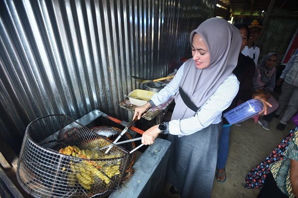 Bupati Luwu Utara Unggah Foto Goreng Pisang