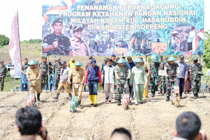 Pangdam XIV/Hasanuddin Tanam Perdana Komoditi Jagung di Medde, Disaksikan Bupati Soppeng