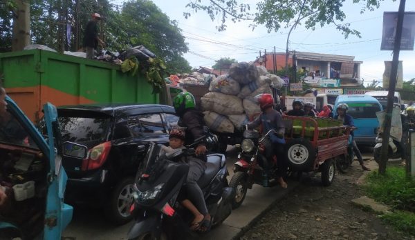 Kemacetan di Pertigaan Belokan ke TPA Antang, Makassar