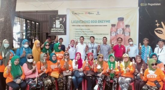 itu fotonya dinda... Keterangan : Peluncuran Produk Eco enzyme MTS dan Soft Launching Lumbung Eco enzyme pada tanggal 24 Agustus 2022, bertempat di Bank Sampah Sektoral Manggal Kota Makassar.