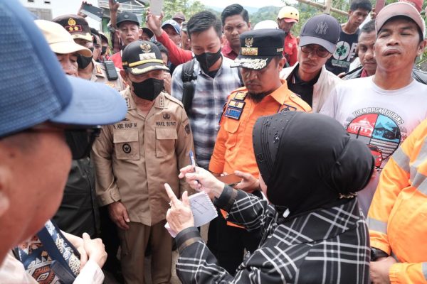 Mensos RI Serahkan Bantuan Ke 7 Korban Meninggal Dunia Tanah Longsor