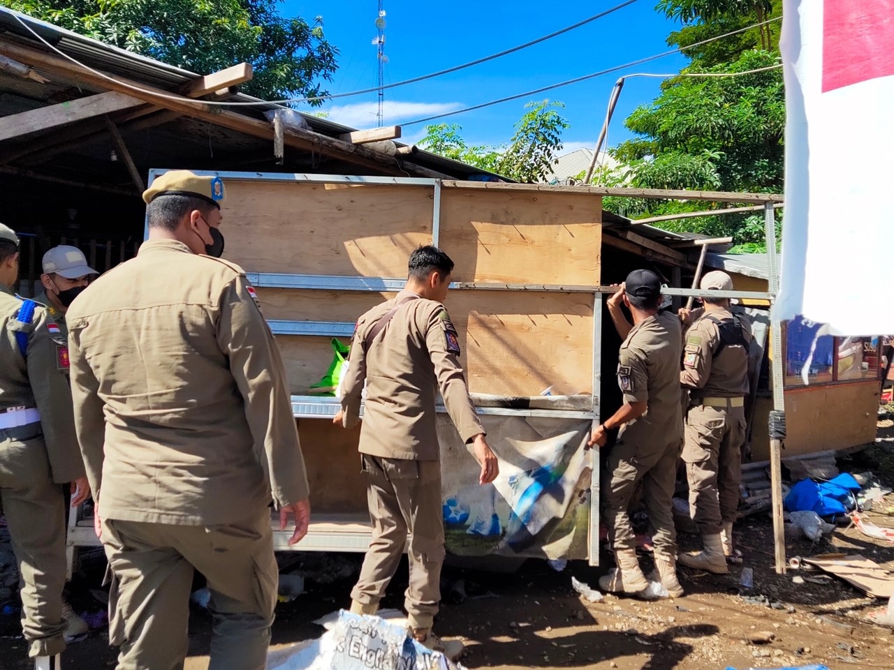 Satpol PP Sulsel Tertibkan PKL