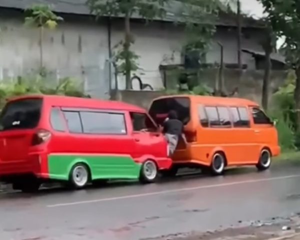 Pria Dorong Mobil Sendirian