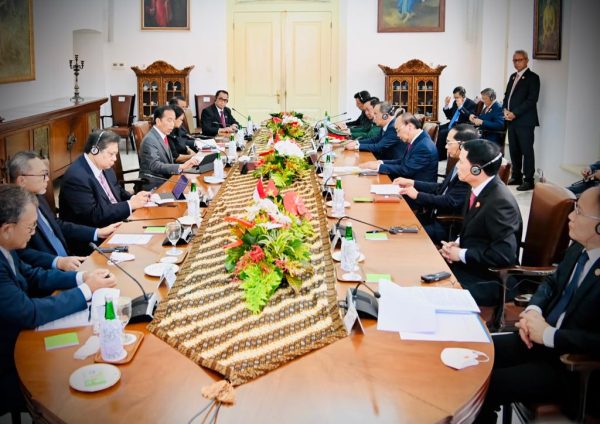 Presiden RI Joko Widodo (Jokowi) dan Presiden Vietnam Nguyễn Xuân Phúc melakukan pertemuan bilateral di Istana Kepresidenan