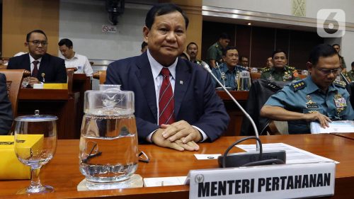 Menteri Pertahanan (Menhan) Prabowo Subianto dan Menteri Pariwisata dan Ekonomi Kreatif Indonesia Sandiaga Uno tiba di Auditorium Menara Bank Mega untuk menghadiri acara Leadership Forum pada Senin (9/1/2023).