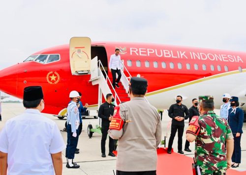 Presiden Jokowi tiba di Bandar Udara Internasional Sultan Syarif Kasim II, Kota Pekanbaru, Provinsi Riau untuk melakukan kunjungan kerja