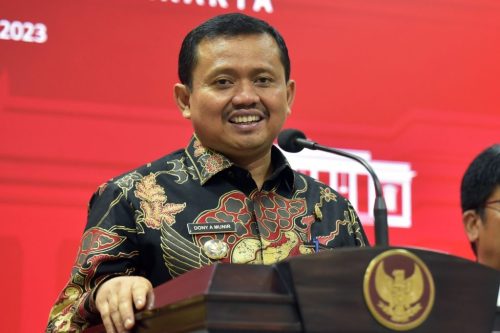 Bupati Sumedang Dony Ahmad Munir memberikan keterangan pers, di Kantor Presiden, Jakarta, Senin (02/01/2022).