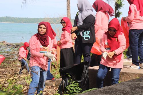 Pengurus DWP Selayar Bersih-Bersih Pantai