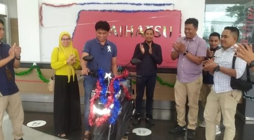 Dealer Daihatsu PT Kharisma Sentosa Makassar Serahkan hadian Satu unit motor kepada konsumen