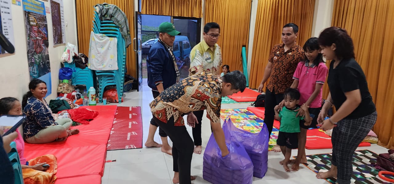 Karena Rasa Empati, Disdag Makassar Salurkan Bantuan kepada Pengunsi Korban Banjir