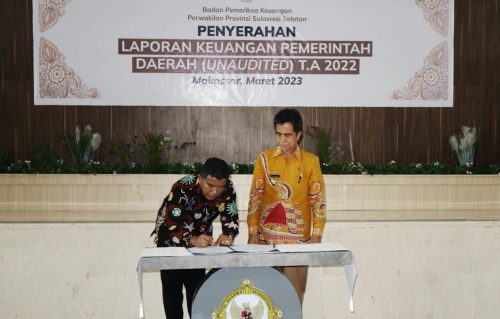 Wakil Bupati Kepulauan Selayar H. Saiful Arif, menyerahkan Laporan Keuangan (Anaudited) Pemerintah Daerah Tahun Anggaran 2022 kepada Badan Pemeriksaan Keuangan