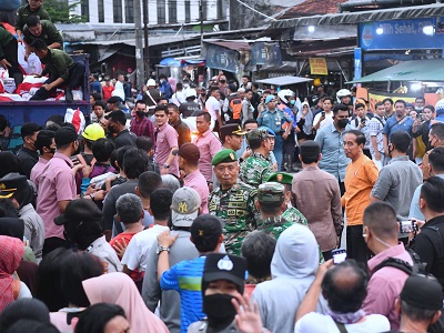 Antusias Warga Bogor Mengantre Paket Sembako