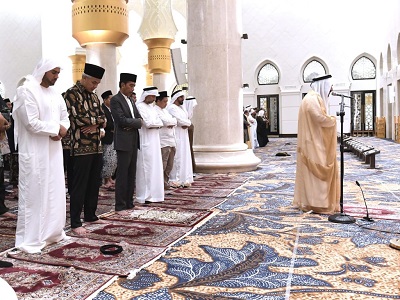 Presiden Jokowi Salat Tarwih di Masjid Sheikh Zayed Surakarta