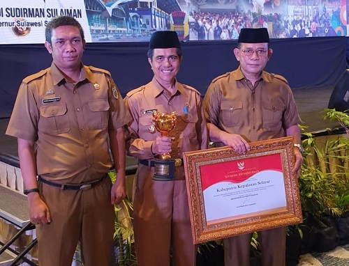 abup Saiful Arif Terima Piala dan Piagam PPD dari Gubernur Sulsel