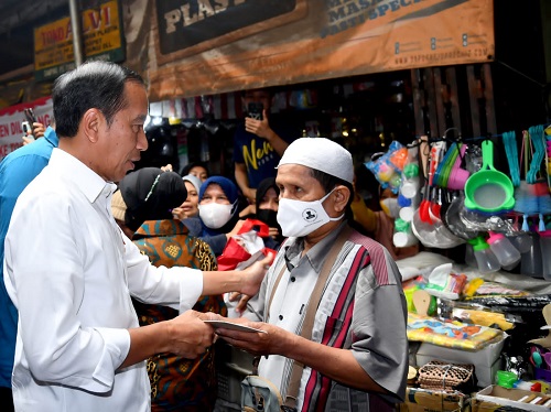 Jokowi Bagi-Bagi “THR” ke Pedagang Pasar di Depok