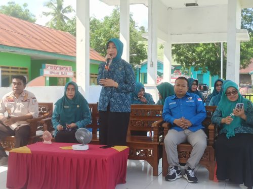 Pasar Murah Ramadan 1444 H / 2023 M kerja sama DPD KNPI dengan Tim Penggerak (TP) PKK Kabupaten Kepulauan Selayar, dibuka oleh Ketua TP PKK Hj. Andi Dwiyanti Musrifah Basli di Lapangan Pemuda Batangmata, Kelurahan Batangmata Kecamatan Bontomatene, Jumat (7/4/2023). Pasar murah yang digelar sehari ini menyiapkan 450 paket. Satu paket senilai 90 ribu rupiah, warga sudah bisa memboyong 5 kg beras, 1 liter minyak goreng, dan 1 kg gula pasir. Demikian diungkapkan Ketua TP PKK Kabupaten Kepulauan Selayar Musrifah Basli saat membuka pasar murah tersebut. Harga dari satu paket ini tentunya lebih murah dari harga pasaran di toko," ucap Musrifah Basli. Dikemukakan, pasar murah ini merupakan pertama kali dilaksanakan yang dikerjasamakan dengan DPD KNPI. Dirinya berharap kegiatan ini bukanlah kegiatan yang terakhir, tetapi dapat terus berlanjut kedepannya. Musrifah Basli juga menyampaikan, selain pasar murah Ramadan, dirinya bersama jajarannya akan memberikan bantuan sembako kepada warga yang kurang mampu. Menurutnya kegiatan ini rutin dilaksanakan pada setiap bulan ramadan "Ini akan kami laksanakan pada 11 kecamatan yang ada di Kabupaten Kepulauan Selayar. Tentunya kita harapkan bantuan sembako ini sampai kepada warga yang benar-benar kurang mampu. Senada dengan Ketua DPD KNPI Selayar Akbar Putra bahwa ia berharap kegiatan pasar murah ini benar-benar dapat meringankan bebankan masyarakat di bulan suci Ramadan ini. ih Hadir pada pasar murah ini adalah, Camat Bontomatene Andi Rusmin, Lurah Batangmata Said Arfandi, Ketua DPD KNPI Selayar Akbar Putra dan jajaran pengurus TP PKK dan KNPI. (Humas Diskominfo SP/Tim)