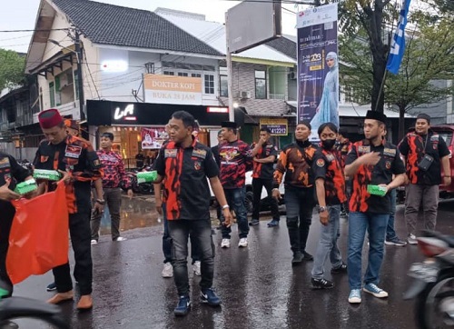 BukaBaca.id, Makassar - Momentum bulan suci Ramadhan 1444 H/2023 M dimanfaatkan Ormas Pemuda Pancasila, Komando Inti Mahatidana (KOTI) MPW Sulsel. Pada kegiatan itu Ormas orange itu menampilkan kekompakannya yang saling bahu-membahu membagikan takjil gratis kepada para pengguna jalan. Aksi tersebut digelar menjelang waktu berbuka puasa di Jalan Pengayoman, Kecamatan Panakukang, tepatnya di depan Warkop Dokter Kopi pada Minggu (9/4/2023). Kegiatan bagi-bagi takjil ini dihadiri langsung oleh Ketua MPW Pemuda Pancasila Sulsel, St. Diza Rasyid Ali yang didampingi Sekretaris MPW PP Sulsel Dr. Tri Sulkarnain Ahmad, Ketua OK PP Sulsel Riswan Troy, Andi Usman selaku Komandan KOTI dan juga tidak luput peranan ratusan kader KOTI Mahatidana PP Sulsel. Berdasarkan pantauan awak media, sebanyak 500 dus takjil yang dibagikan oleh sekitar 200 anggota KOTI MPW PP Sulsel kepada pengguna jalan, baik itu pengendara roda dua maupun roda empat yang sedang melintas di area tersebut. Seperti diketahui, lokasi Jalan Pengayoman dipilih karena merupakan salah satu jalan alternatif yang dilewati oleh masyarakat Gowa, Antang, Toddopuli, Tamalate, Batua Raya, Borong maupun dari arah Jalan Perintis Kemerdekaan Kota Makassar yang ingin ke pusat perbelanjaan seperti Mall Panakukang dan juga merupakan sebagai salah satu area pusat kuliner yang ada di Kota Makassar. Komandan KOTI PP MPW Sulsel, Andi Usman menuturkan, kegiatan bagi-bagi takjil dan berbagi parcel lebaran kepada kader ini dimaksudkan sebagai ajang silaturahmi dan sebagai bentuk perhatian kepada sesama kader khususnya pengurus KOTI Mahatidana PP Sulsel. “Hal ini juga merupakan sebagai kegiatan sosial kemanusiaan yang memang rutin dilakukan setiap tahunnya di bulan Ramadhan atau menjelang Hari Raya Idul Fitri,” tutur Andi Usman. Setelah bagi-bagi takjil dilakukan oleh ratusan kader KOTI PP Sulsel, kegiatan ini dilanjutkan dengan mendengarkan ceramah singkat yang dibawakan oleh dari Ustad. Musyawir Hamzah sambil menantikan waktu untuk berbuka puasa bersama. Sekedar diketahui bahwa Ustad Musyawir Hamzah juga merupakan kader Pemuda Pancasila di kepengurusan MPW Sulsel. Setelah acara berbuka puasa bersama yang dirangkaikan shalat Magrib berjamaah, acara dilanjutkan dengan mendengarkan sepatah kata atau sambutan dari Ketua MPW PP Sulsel St. Diza Rasyid Ali yang mengungkapkan rasa terima kasihnya kepada Kader PP Sulsel khususnya dari KOTI Mahatidana yang dengan semangatnya menggelar kegiatan seperti ini setiap tahunnya. "Terima kasih kepada seluruh kader PP yang terlibat dalam kegiatan ini khususnya KOTI Mahatidana, harapannya semoga dapat bernilai pahala dan berguna untuk masyarakat," ucapnya. St. Diza Rasyid Ali saat sambutan menyampaikan bahwa acara lalu dilanjutkan ke pembagian parsel lebaran atau sembako kepada ratusan kader Koti Mahatidana PP Sulsel dan dirangkaikan foto bersama. Turut hadir Ketua Sapma PP Sulsel Hasrul Kaharuddin, Ketua BPPOS PP Sulsel Harven Ali, Ketua Badan Lingkungan Hidup Pemuda Pancasila Sulsel Herianto Arruan, kader Koti Mahatidana dari MPC Maros, Gowa dan Makassar. Berbagai Ormas dan OKP Garuda Guard, Bikers Mahatidana, beberapa Youtubers lokal dan para pelanggan warkop Dokter Kopi Pengayoman.(*)