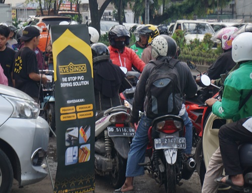 Tim Pevesindo Store Bagi-Bagi Takjil Gratis ke Pengguna Jalan di Hertasning Makassar