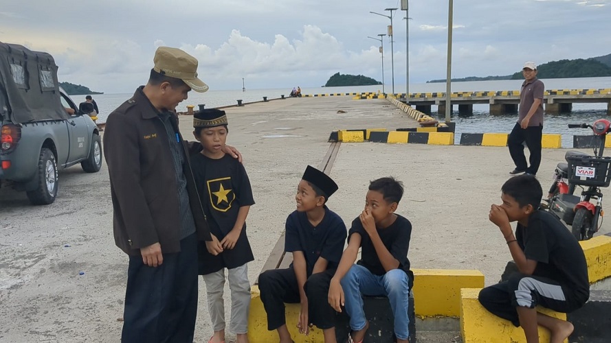 Saat Safari Nuzulul Quran, Wabub Saiful Arif Dibuat Penasaran 4 Bocah di Pelabuhan Jampea