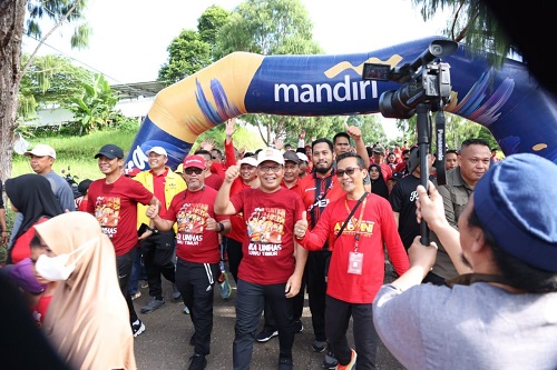 Danny Pomanto dan Budiman Kompak saat Jalan Santai dengan Masyarakat Lutim