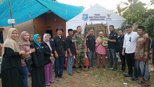 Didampingi Istri, H. Amry Serahkan Bantuan Korban Banjir dan Longsor di Bulukumba