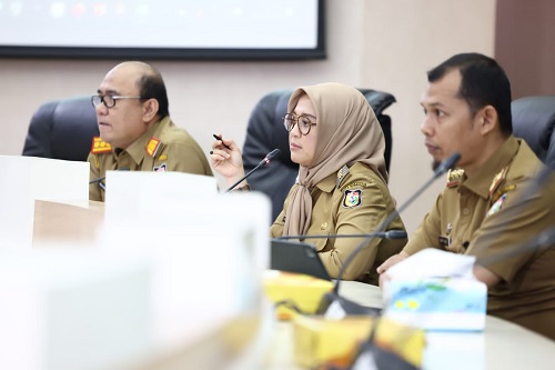 Pemerintah Kota Makassar saat ini fokus untuk melakukan gebrakan Pensasaran Percepatan Penghapusan Kemiskinan Ekstrem (P3KE). Hal itu sesuai Instruksi Presiden (Inpres) Nomor 4 Tahun 2022 tentang Percepatan Penghapusan Kemiskinan Ekstrem. Wakil Wali Kota Makassar, Fatmawati Rusdi pun intens melakukan rapat koordinasi bersama para OPD terkait, Camat dan Lurah. Karenanya, pada rapat yang ke 2 ini, Fatmawati kembali memanggil OPD terkait, Camat dan Lurah untuk menagih data terupdate masyarakat miskin dari setiap kelurahan, di Ruang Sipakatau, Senin (19/06/2023). Langkah awal ini merupakan salah satu upaya yang dilakukan Fatmawati Rusdi untuk memperbaiki tingkat akurasi data. “Mana semua mi datanya warga ta yang masuk dalam daftar kemiskinan ekstrem? Ini PR kita semua. Harus kita setor datanya dan kita mulai memperbaiki langkah selanjutnya. Jangan sampai ada yang sudah mampu tapi masih menerima bantuan,” ujarnya. Fatmawati menekankan untuk melakukan pendataan awal dan apa saja inovasi yang harus dilakukan untuk mengentaskan kemiskinan ekstrem. “Pokoknya ini sudah hampir masuk rapat anggaran perubahan. Kita masukkan apa-apa yang perlu untuk bisa membawa masyarakat kita jauh dari kata kemiskinan ekstrem. Tahun 2024 kita sudah harus masuk dalam daftar tidak ada lagi warga ta yang masuk dalam kemiskinan ekstrem,” tuturnya. Kemiskinan ekstrem sendiri digolongkan jika masyarakat masih memiliki pemasukan di bawah 11 ribu rupiah perhari. Dia juga menekankan kepada seluruh OPD terkait agar bersama-sama melakukan koordinasi apik ke camat dan lurah turun memberikan pelatihan-pelatihan yang dapat meningkatkan skill dan hasilnya dapat mendongkrak perekonomian masyarakat. “Disnaker, Dinas Koperasi, Dinas perumahan, Dinas Ketahanan Pangan, Dinas Pendidikan ayo lebih kerja keras lagi. Programnya harus genjot terus. Saya selalu turun ke bawah dan masih banyak menemukan hal-hal yang menjadi faktor kemiskinan ekstrem,” ungkapnya. Sementara, Kabid Sosial Budaya dan Pemerintahan Umum Bappeda Makassar, Noptiadi menambahkan berdasarkan data dari Kemenko PMK ada sebanyak 16 ribu KK di Kota Makassar yang dipetakan menjadi titik lokus pengentasan kemiskinan ekstrem. “Ini akan menjadi sumber data bagi teman-teman di kelurahan untuk melakukan verifikasi,” sebutnya. Adapun wilayah yang mendominasi berada di Kecamatan Tallo dan Makassar. “Di dua kecamatan itu karena ini erat kaitannya dengan beberapa indikator terkait dengan akses akses layanan publik. Jadi P3KE itu sebagian itu indikatornya diambil berdasarkan akses layanan. Baik itu layanan akses ke Puskesmas dan lain sebagainya,” pungkasnya. Karenanya, ia pun menarget pendapatan warga yang masuk dalam daftar kemiskinan ekstrem tahun ini dapat meningkat menjadi 28 ribu perhari dengan mengandalkan program-program dari OPD terkait.