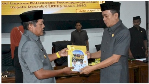 Di Paripurna DPRD, Bupati Soppeng Serahkan LKPJ Kepala Daerah 2022