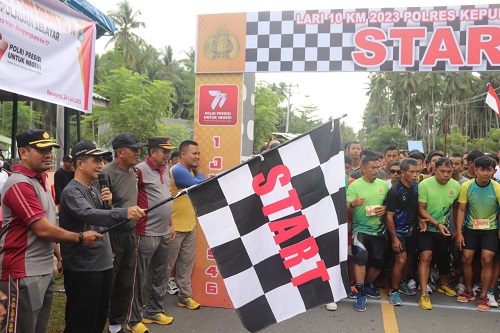 Wabup Saiful Arif bersama Kapolres Selayar Lepas Lomba Lari 10 Kilometer