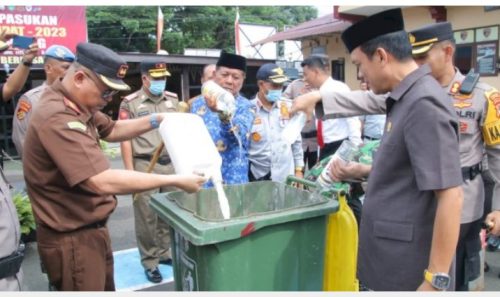 Bupati Kaswadi Razak Bareng Forkopimda Ikut Musnakan Miras di Halaman Polres Soppeng